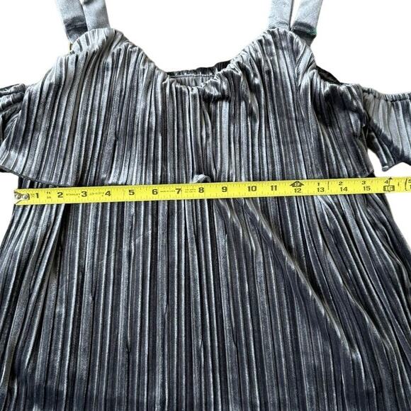 NWT Endless Rose Crushed Velvet Gray Cold-Shoulder Top, Size MEDIUM - Picture 5 of 9